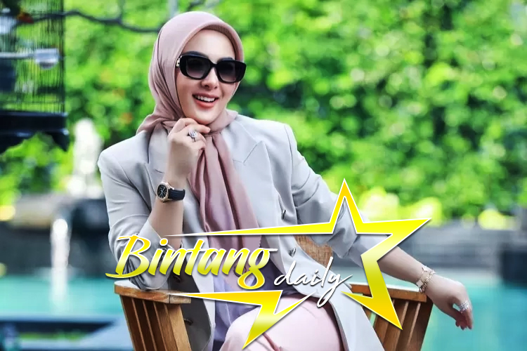 Syahrini Tampil Red Carpet
